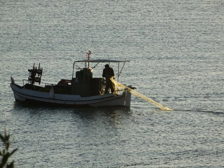 Τα δίχτυα του ψαρά έγιναν ασήκωτα σε βάθος 130 μέτρων – Όταν τα μάζεψε δεν πίστευε στα μάτια του!